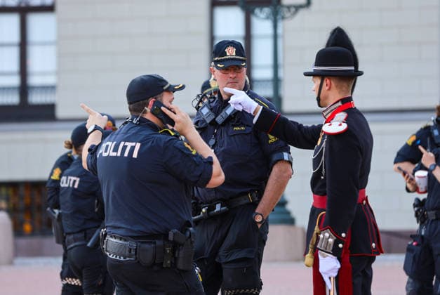 Herrelandslaget hylles i Oslo Oslo 20260713. Police at the scene when the men s national football team is greeted by the public at Slottsplassen after returning to Norway from the USA on Monday. Photo: Trond R. Teigen NTB Oslo Norge EDITORIAL USE ONLY. RESTRICTED USE FOR BETTING COMPANIES Ref:_SPOPNdZDWBL68k.jpg *** Men s National Team Honored in Oslo Oslo 20260713 Police at the scene as the men s national soccer team is greeted by the public at Slottsplassen after returning to Norway from the U.S. on Monday. Photo: Trond R. Teigen, NTB, Oslo, Norway. EDITORIAL USE ONLY. RESTRICTED USE FOR BETTING COMPANIES  Copyright: xTrondxR.xTeigenx xNTBx