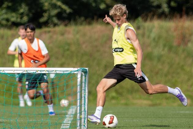Ein Spieler im gelben Trainingsleibd zieht am Tornetz vorbei zum Abschluss ab, der Ball liegt direkt vor dem Fuß. Im Hintergrund beobachtet ein Mitspieler im orangefarbenen Leibchen die Szene. Schussübung im Training beim FC St. Pauli *** A player in a yellow training jersey runs past the goal net to take a shot; the ball is right at his feet. In the background, a teammate in an orange jersey watches the scene. Shooting drill during training at FC St. Pauli Copyright: xAndreasxTolksdorfx