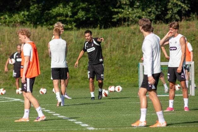 Ein Trainer in schwarzem Trainingsoutfit mit den Initialen MR gibt auf dem Trainingsplatz des FC St. Pauli Anweisungen an die Spieler. Mehrere Fußbälle liegen auf dem Rasen verteilt, im Hintergrund ist ein Trainingstor zu sehen. Marcel Rapp mr gibt taktische Anweisungen beim FC St. Pauli Training *** A coach in a black tracksuit with the initials MR is giving instructions to the players on the FC St. Pauli training field. Several soccer balls are scattered across the field, and a training goal can be seen in the background. Marcel Rapp (MR) is giving tactical instructions during FC St. Pauli training. Copyright: xAndreasxTolksdorfx