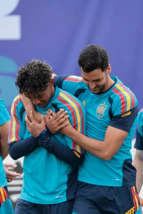 Spanish national team, Nationalteam players Lamine Yamal (L) and Mikel Merino during a training session at the Cotton Bowl Stadium in Dallas, US, 13 July 2026, on the eve of the World Cup semifinal against France. Spanish national team training session in Dallas !ACHTUNG: NUR REDAKTIONELLE NUTZUNG!  Copyright: xLavandeiraxjrx GRAF5925 20260713-55020883761_1