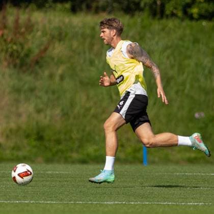 Ein Spieler des FC St. Pauli sprintet mit Blick auf den Ball über den Trainingsplatz. Die Szene zeigt eine dynamische Laufaktion im Trainingszentrum in Hamburg. Marcus Mathisen ( 6) im Sprint beim Training in Hamburg *** An FC St. Pauli player sprints across the training field, keeping his eyes on the ball. The scene shows a dynamic running sequence at the training center in Hamburg. Marcus Mathisen (No. 6) sprints during training in Hamburg. Copyright: xAndreasxTolksdorfx