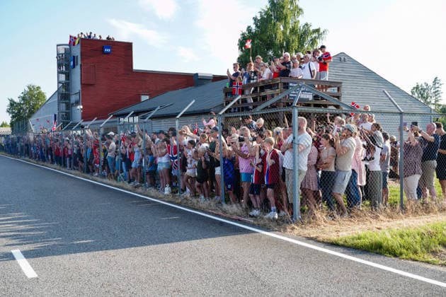 Fotball VM 2026 Gardermoen 20260713. Supportere har stilt seg opp for a se fotballandslaget som lander pa Oslo Lufthavn mandag kveld. Foto: Jan Langhaug NTB Gardermoen Norge EDITORIAL USE ONLY. RESTRICTED USE FOR BETTING COMPANIES Ref:_SPOVwZ9iVOqOHI.jpg *** 2026 World Cup Gardermoen 20260713 Fans have gathered to watch the national soccer team land at Oslo Airport on Monday evening. Photo: Jan Langhaug, NTB, Gardermoen, Norway. EDITORIAL USE ONLY. RESTRICTED USE FOR BETTING. COMPANIES  Copyright: xJanxLanghaugx xNTBx