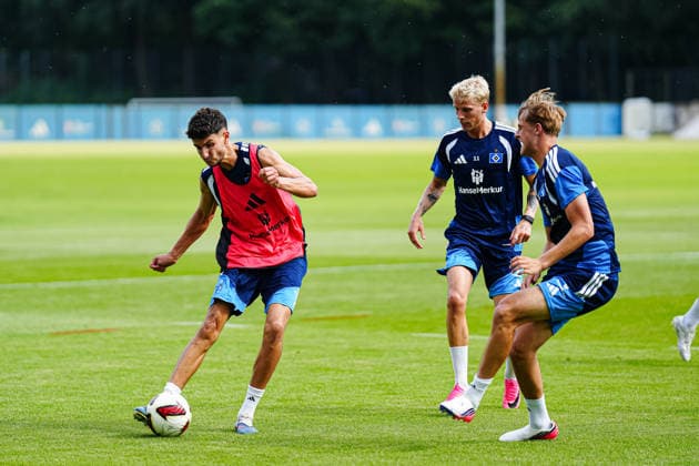 Daniel Elfadli (Hamburger SV, 08), Albert Gronbaek (Hamburger SV, 11), Louis Lemke (Hamburger SV, 37) GER, Training Hamburger SV, Fussball, 1. Bundesliga, Saison 2026 2027, 13.07.2026 GER, Training Hamburger SV, Fussball, 1. Bundesliga, Saison 2026 2027, 13.07.2026 Hamburg *** Daniel Elfadli, Hamburger SV, 08; Albert Gronbaek, Hamburger SV, 11; Louis Lemke, Hamburger SV, 37 GER; Hamburger SV practice, soccer, Bundesliga 1, 2026–2027 season, July 13, 2026 GER, Hamburg SV training, soccer, Bundesliga 1, 2026–2027 season, July 13, 2026 Hamburg Copyright: xEibner-Pressefoto MarcelxvonxFehrnx EP_MFN