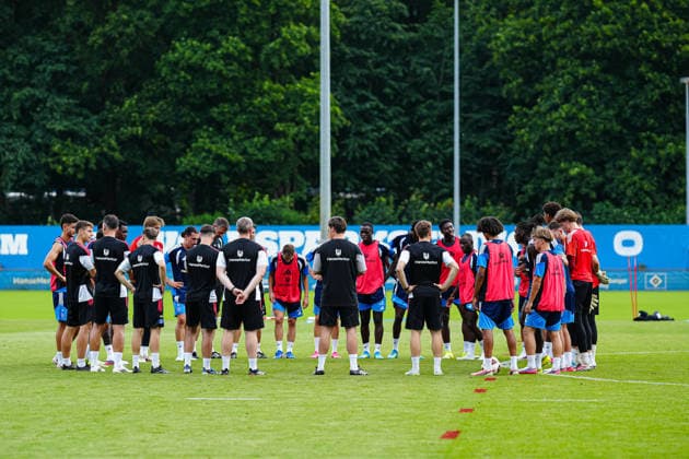 Merlin Polzin (Hamburger SV, Trainer) spricht zu seinen Spielern GER, Training Hamburger SV, Fussball, 1. Bundesliga, Saison 2026 2027, 13.07.2026 GER, Training Hamburger SV, Fussball, 1. Bundesliga, Saison 2026 2027, 13.07.2026 Hamburg *** Merlin Polzin, Hamburger SV coach, speaks to his players (GER), Hamburger SV practice, soccer, Bundesliga 1, 2026–2027 season, July 13, 2026 GER, Hamburger SV training, soccer, Bundesliga 1, 2026–2027 season, July 13, 2026 Hamburg Copyright: xEibner-Pressefoto MarcelxvonxFehrnx EP_MFN