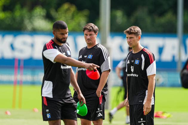 Richard Krohn (Hamburger SV, Co-Trainer), Merlin Polzin (Hamburger SV, Trainer), Loic FavÃ (Hamburger SV, Co-Trainer) GER, Training Hamburger SV, Fussball, 1. Bundesliga, Saison 2026 2027, 13.07.2026 GER, Training Hamburger SV, Fussball, 1. Bundesliga, Saison 2026 2027, 13.07.2026 Hamburg *** Richard Krohn, Hamburger SV, Assistant Coach; Merlin Polzin, Hamburger SV, Head Coach; Loic Favà, Hamburger SV, Assistant Coach (GER); Hamburger SV Training, Soccer, Bundesliga 1, 2026–2027 Season, July 13, 2026 GER, Training Hamburger SV, Soccer, Bundesliga 1, 2026–2027 Season, July 13, 2026 Hamburg Copyright: xEibner-Pressefoto MarcelxvonxFehrnx EP_MFN