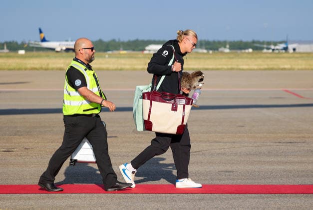 Fotball VM 2026 Gardermoen 20260713. Erling Braut Haaland gets off the plane after the national football team lands at Oslo Airport on Monday evening. Photo: Jan Langhaug NTB Gardermoen Norge EDITORIAL USE ONLY. RESTRICTED USE FOR BETTING COMPANIES Ref:_SPOcr_E7cOKNg8.jpg *** 2026 World Cup Gardermoen 20260713 Erling Braut Haaland gets off the plane after the national soccer team lands at Oslo Airport on Monday evening. Photo: Jan Langhaug, NTB, Gardermoen, Norway. EDITORIAL USE ONLY. RESTRICTED USE FOR BETTING COMPANIES  Copyright: xJanxLanghaugx xNTBx