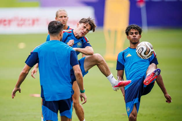 Spain national team, Nationalteam World Cup 13 07 2026 Pablo Gavi of Spain (L) and Lamine Yamal of Spain during the Spanish national team s training session at Cotton Bowl in Dallas, United States of America on July 13, 2026. Photo (PGS Photo Agency) Dallas usa Copyright: xPGSxPhotoxAgencyx