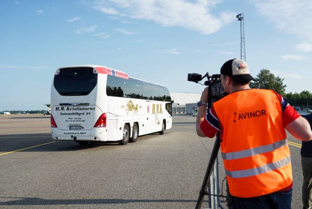 Fotball VM 2026 Gardermoen 20260713. Fotballandslaget tar bussen etter de landet pa Oslo Lufthavn mandag kveld. Foto: Jan Langhaug NTB Gardermoen Norge EDITORIAL USE ONLY. RESTRICTED USE FOR BETTING COMPANIES Ref:_SPOkI8nvyyjiTQ.jpg *** 2026 World Cup Gardermoen 20260713 The national soccer team boards the bus after landing at Oslo Airport on Monday evening. Photo: Jan Langhaug, NTB, Gardermoen, Norway. EDITORIAL USE ONLY. RESTRICTED USE FOR BETTING COMPANIES  Copyright: xJanxLanghaugx xNTBx