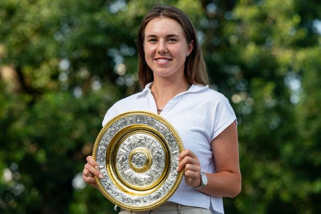Wimbledon champion Linda Noskova poses with her trophy at a press conference, PK, Pressekonferenz in Prague after returning from London on July 13, 2026. (CTKxPhoto OndrejxDeml) CTKPhotoP2026071305809  CTKPhotoP2026071305809