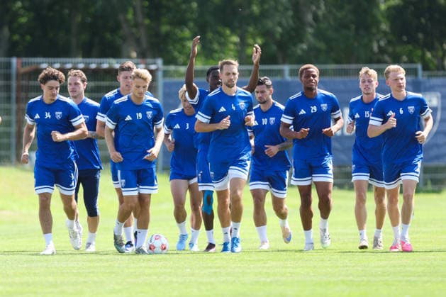 13.07.2026, Fussball, Herren, Regionalliga Nord, Training, BSV Kickers Emden Die Mannschaft beim Einlaufen *** July 13, 2026, Soccer, Men s, Regionalliga Nord, Practice, BSV Kickers Emden The team warming up