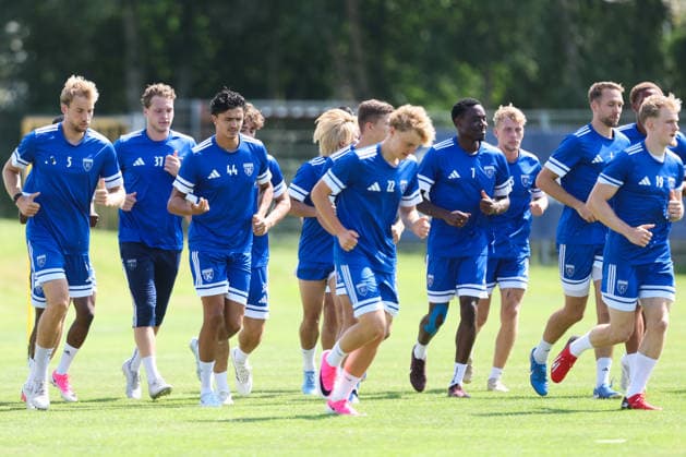 13.07.2026, Fussball, Herren, Regionalliga Nord, Training, BSV Kickers Emden Die Mannschaft beim Einlaufen *** July 13, 2026, Soccer, Men s, Regionalliga Nord, Practice, BSV Kickers Emden The team warming up