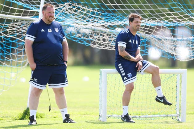 13.07.2026, Fussball, Herren, Regionalliga Nord, Training, BSV Kickers Emden Trainer Björn Lindemann (rechts BSV Kickers Emden) und Videoanalyst Robin Döge (BSV Kickers Emden) *** July 13, 2026, Soccer, Men s, Regionalliga Nord, Practice, BSV Kickers Emden Coach Björn Lindemann (right) and Video Analyst Robin Döge, both of BSV Kickers Emden