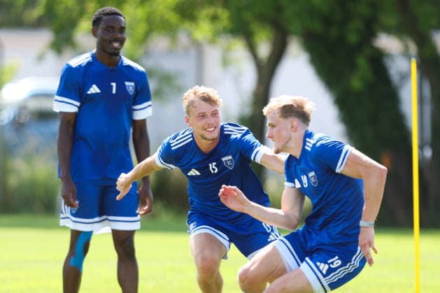 13.07.2026, Fussball, Herren, Regionalliga Nord, Training, BSV Kickers Emden Bent Andresen (blau 15 BSV Kickers Emden) gegen Theo Schröder (blau 19 BSV Kickers Emden). Im Hintergrund Ayukayoh Mengot (blau 7 BSV Kickers Emden) *** July 13, 2026, Soccer, Men s, Regionalliga Nord, Practice, BSV Kickers Emden Bent Andresen (blue 15) BSV Kickers Emden vs. Theo Schröder (blue 19) BSV Kickers Emden. In the background: Ayukayoh Mengot (blue 7) BSV Kickers Emden
