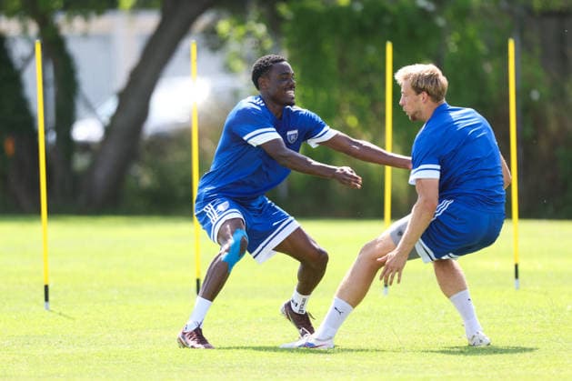 13.07.2026, Fussball, Herren, Regionalliga Nord, Training, BSV Kickers Emden Ayukayoh Mengot (links blau 7 BSV Kickers Emden) gegen Peer Mahncke (blau 5 BSV Kickers Emden) *** July 13, 2026, Soccer, Men s, Regionalliga Nord, Practice, BSV Kickers Emden Ayukayoh Mengot (left, blue, 7) BSV Kickers Emden vs. Peer Mahncke (blue, 5) BSV Kickers Emden