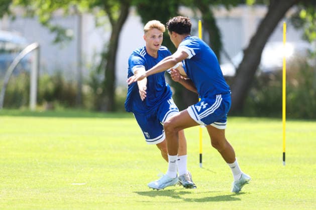 13.07.2026, Fussball, Herren, Regionalliga Nord, Training, BSV Kickers Emden Marvin Benjamins (blau 19 BSV Kickers Emden) gegen Jamil Najjar (blau 44 BSV Kickers Emden) *** July 13, 2026, Soccer, Men s, Regionalliga Nord, Practice, BSV Kickers Emden Marvin Benjamins (blue 19), BSV Kickers Emden vs. Jamil Najjar (blue 44), BSV Kickers Emden