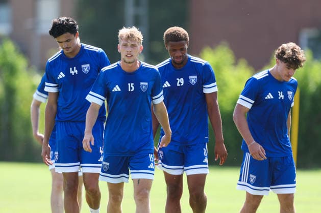 13.07.2026, Fussball, Herren, Regionalliga Nord, Training, BSV Kickers Emden Vlnr Jamil Najjar (blau 44 BSV Kickers Emden), Bent Andresen (blau 15 BSV Kickers Emden), Jubes Ticha (blau 29 BSV Kickers Emden) und Ole Kühling (blau 34 BSV Kickers Emden) *** July 13, 2026, Soccer, Men s, Regionalliga Nord, Practice, BSV Kickers Emden From left to right: Jamil Najjar (blue, 44) BSV Kickers Emden, Bent Andresen (blue, 15) BSV Kickers Emden, Jubes Ticha (blue, 29) BSV Kickers Emden, and Ole Kühling (blue, 34) BSV Kickers Emden