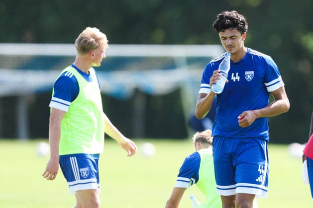 13.07.2026, Fussball, Herren, Regionalliga Nord, Training, BSV Kickers Emden Jamil Najjar (blau 44 BSV Kickers Emden) in der Trinkpause *** July 13, 2026, Soccer, Men s, Regionalliga Nord, Practice, BSV Kickers Emden, Jamil Najjar, blue 44, BSV Kickers Emden during the water break