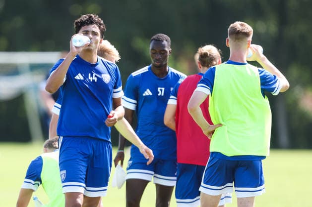 13.07.2026, Fussball, Herren, Regionalliga Nord, Training, BSV Kickers Emden Jamil Najjar (blau 44 BSV Kickers Emden) in der Trinkpause *** July 13, 2026, Soccer, Men s, Regionalliga Nord, Practice, BSV Kickers Emden, Jamil Najjar, blue 44, BSV Kickers Emden during the water break