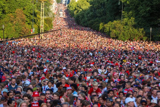 Herrelandslaget hylles i Oslo Oslo 20260713. Tusenvis av mennesker har samlet seg for a hedre herrelandslaget i fotball pa Slottsplassen etter hjemkomsten til Norge fra USA mandag. Foto: Trond R. Teigen NTB Oslo Norge EDITORIAL USE ONLY. RESTRICTED USE FOR BETTING COMPANIES Ref:_SPOd3dzbw8vC4o.jpg *** Men s National Team Honored in Oslo Oslo 20260713 Thousands of people gathered to honor the men s national soccer team at Slottsplassen after their return to Norway from the U.S. on Monday. Photo: Trond R. Teigen, NTB, Oslo, Norway. EDITORIAL USE ONLY. RESTRICTED USE FOR BETBETTING COMPANIES  Copyright: xTrondxR.xTeigenx xNTBx