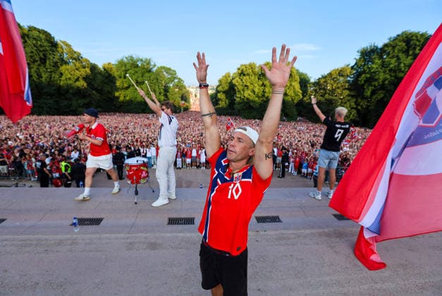 Herrelandslaget hylles i Oslo Oslo 20260713. Herrelandslaget i fotball blir mott av publikum pa Slottsplassen etter hjemkomsten til Norge fra USA mandag. Foto: Trond R. Teigen NTB Oslo Norge EDITORIAL USE ONLY. RESTRICTED USE FOR BETTING COMPANIES Ref:_SPOOG90gi5ivyo.jpg *** Men s National Team Honored in Oslo Oslo 20260713 The men s national soccer team is greeted by the crowd at Slottsplassen after returning to Norway from the U.S. on Monday. Photo: Trond R. Teigen, NTB, Oslo, Norway. EDITORIAL USE ONLY. RESTRICTED USE FOR BETTING COMPANIES  Copyright: xTrondxR.xTeigenx xNTBx