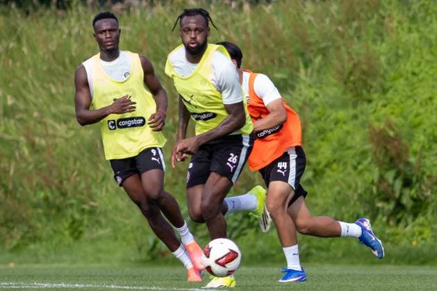 Ricky Jade Jones ( 26 FC St. Pauli), Abdoulie Ceesay ( 9 FC St. Pauli) und Nick Schmidt ( 44 FC St. Pauli) kämpfen im Trainingszentrum in Hamburg um den Ball. Spieler 26 in gelbem Leibchen setzt sich gegen Spieler 44 im orangefarbenen Leibchen durch, während 9 im Hintergrund mitläuft. Drei FC St. Pauli Spieler im Zweikampf beim Training *** Ricky Jade Jones (26, FC St. Pauli), Abdoulie Ceesay (9, FC St. Pauli), and Nick Schmidt (44, FC St. Pauli) are battling for the ball at the training center in Hamburg. Player 26, wearing a yellow jersey, gets the better of player 44, wearing an orange jersey, while No. 9 runs alongside in the background. Three FC St. Pauli players go head-to-head during training. Copyright: xAndreasxTolksdorfx