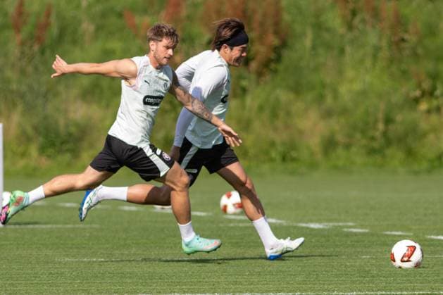 Marcus Mathisen ( 6 FC St. Pauli) und Tomoya Ando ( 15 FC St. Pauli) liefern sich beim Training im Trainingszentrum in Hamburg einen intensiven Zweikampf um den Ball. Beide sprinten nebeneinander über den Rasen, mehrere Bälle liegen im Hintergrund. Marcus Mathisen und Tomoya Ando im Zweikampf beim Training in Hamburg *** Marcus Mathisen (No. 6, FC St. Pauli) and Tomoya Ando (No. 15, FC St. Pauli) are locked in an intense battle for the ball during training at the training center in Hamburg. Both are sprinting side by side across the field, with several balls lying in the background. Marcus Mathisen and Tomoya Ando battle for the ball during training in Hamburg Copyright: xAndreasxTolksdorfx