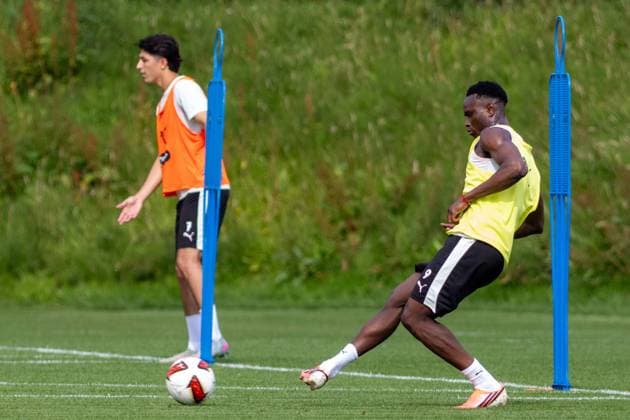 Abdoulie Ceesay ( 9 FC St. Pauli) führt eine Schussbewegung aus, während ein Mitspieler im orangefarbenen Trainingsleibchen im Hintergrund steht. Die Übung findet auf dem Trainingsgelände des FC St. Pauli in Hamburg statt. Ceesay ( 9 FC St. Pauli) – Trainingseinheit mit Schussübung am Trainingszentrum *** Abdoulie Ceesay (No. 9, FC St. Pauli) is practicing a shooting motion while a teammate in an orange training jersey stands in the background. The drill is taking place at the FC St. Pauli training facility in Hamburg. Ceesay (No. 9, FC St. Pauli) – Training session with shooting drills at the training center Copyright: xAndreasxTolksdorfx