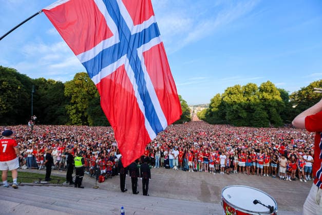 Herrelandslaget hylles i Oslo Oslo 20260713. Herrelandslaget i fotball blir mott av publikum pa Slottsplassen etter hjemkomsten til Norge fra USA mandag. Foto: Trond R. Teigen NTB Oslo Norge EDITORIAL USE ONLY. RESTRICTED USE FOR BETTING COMPANIES Ref:_SPOASDaMmz5gl0.jpg *** Men s National Team Honored in Oslo Oslo 20260713 The men s national soccer team is greeted by the crowd at Slottsplassen after returning to Norway from the U.S. on Monday. Photo: Trond R. Teigen, NTB, Oslo, Norway. EDITORIAL USE ONLY. RESTRICTED USE FOR BETTING COMPANIES  Copyright: xTrondxR.xTeigenx xNTBx