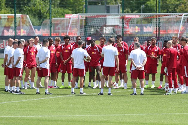 Bundesliga: Auftakttraining von RB Leipzig, 13.07.2026 Teamkreis zum Trainingsauftakt. Fußball-Bundesliga, Saison 2026 2027: Auftaktraining von RB Leipzig am 13.07.2026 im RB-Trainingszentrum am Cottaweg. *** RB Leipzig s Bundesliga Season-Opener Training Session, July 13, 2026 Team gathering at the start of training for the 2026–2027 Bundesliga soccer season RB Leipzig s season-opener training session on July 13, 2026, at the RB Training Center on Cottaweg Copyright: xBEAUTIFULxSPORTS JanxKaeferx