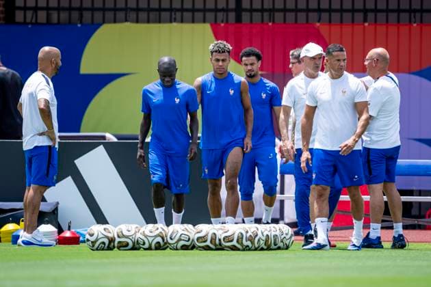 DALLAS - (lr) Ngolo Kante of France and Desire Doue of France during the 2026 World Cup, France training at Washburne Soccer and Track Stadium on July 13, 2026 in Dallas, United States. (Photo by Stefan Koops EYE4IMAGES DeFodi Images) - *** DALLAS — Ngolo Kante of France and Desire Doue of France during the 2026 World Cup; the French team training at Washburne Soccer and Track Stadium on July 13, 2026, in Dallas, United States. Photo by Stefan Koops, EYE4IMAGES, DeFodi Images