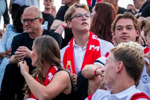 Herrelandslaget hylles i Oslo Oslo 20260713. Herrelandslaget i fotball blir mott av publikum pa Slottsplassen etter hjemkomsten til Norge fra USA mandag. Foto: Trond R. Teigen NTB Foto: Trond R. Teigen NTB Oslo Norge EDITORIAL USE ONLY. RESTRICTED USE FOR BETTING COMPANIES Ref:_SPO6laF5Oh8mLM.jpg *** Men s National Team Honored in Oslo Oslo 20260713 The men s national soccer team is greeted by the crowd at Slottsplassen after returning to Norway from the U.S. on Monday. Photo: Trond R. Teigen, NTB. Photo: Trond R. Teigen, NTB. Oslo, Norway. EDITORIAL USE ONLY. RESTRICTED USE FOR BETBETTING COMPANIES  Copyright: xTrondxR.xTeigenx xNTBx