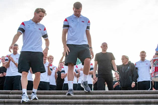 Herrelandslaget hylles i Oslo Oslo 20260713. Herrelandslaget i fotball blir mott av publikum pa Slottsplassen etter hjemkomsten til Norge fra USA mandag. Foto: Trond R. Teigen NTB Foto: Trond R. Teigen NTB Oslo Norge EDITORIAL USE ONLY. RESTRICTED USE FOR BETTING COMPANIES Ref:_SPOM8rvH9OfAXI.jpg *** Men s National Team Honored in Oslo Oslo 20260713 The men s national soccer team is greeted by the crowd at Slottsplassen after returning to Norway from the U.S. on Monday. Photo: Trond R. Teigen, NTB. Photo: Trond R. Teigen, NTB. Oslo, Norway. EDITORIAL USE ONLY. RESTRICTED USE FOR BETBETTING COMPANIES  Copyright: xTrondxR.xTeigenx xNTBx