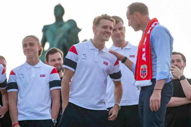 Herrelandslaget hylles i Oslo Oslo 20260713. Herrelandslaget i fotball blir mott av publikum pa Slottsplassen etter hjemkomsten til Norge fra USA mandag. Foto: Trond R. Teigen NTB Foto: Trond R. Teigen NTB Oslo Norge EDITORIAL USE ONLY. RESTRICTED USE FOR BETTING COMPANIES Ref:_SPONSKplhdl0SI.jpg *** Men s National Team Honored in Oslo Oslo 20260713 The men s national soccer team is greeted by the crowd at Slottsplassen after returning to Norway from the U.S. on Monday. Photo: Trond R. Teigen, NTB. Photo: Trond R. Teigen, NTB. Oslo, Norway. EDITORIAL USE ONLY. RESTRICTED USE FOR BETBETTING COMPANIES  Copyright: xTrondxR.xTeigenx xNTBx