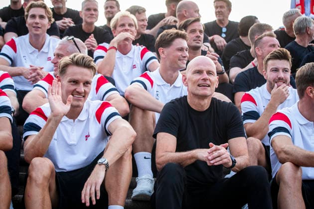 Herrelandslaget hylles i Oslo Oslo 20260713. Herrelandslaget i fotball blir mott av publikum pa Slottsplassen etter hjemkomsten til Norge fra USA mandag. Foto: Trond R. Teigen NTB Foto: Trond R. Teigen NTB Oslo Norge EDITORIAL USE ONLY. RESTRICTED USE FOR BETTING COMPANIES Ref:_SPOQz13H6y7Ufc.jpg *** Men s National Team Honored in Oslo Oslo 20260713 The men s national soccer team is greeted by the crowd at Slottsplassen after returning to Norway from the U.S. on Monday. Photo: Trond R. Teigen, NTB. Photo: Trond R. Teigen, NTB. Oslo, Norway. EDITORIAL USE ONLY. RESTRICTED USE FOR BETBETTING COMPANIES  Copyright: xTrondxR.xTeigenx xNTBx