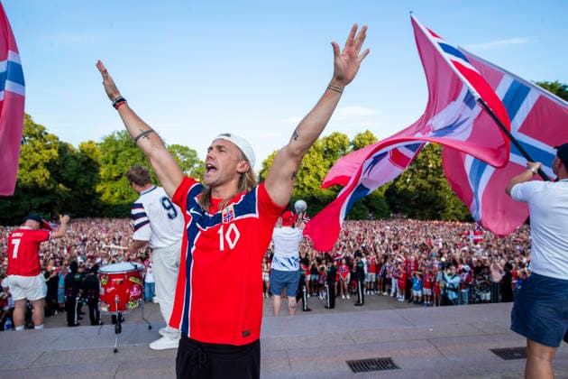 Herrelandslaget hylles i Oslo Oslo 20260713. Herrelandslaget i fotball blir mott av publikum pa Slottsplassen etter hjemkomsten til Norge fra USA mandag. Foto: Trond R. Teigen NTB Foto: Trond R. Teigen NTB Oslo Norge EDITORIAL USE ONLY. RESTRICTED USE FOR BETTING COMPANIES Ref:_SPOSfXxwGMXAZQ.jpg *** Men s National Team Honored in Oslo Oslo 20260713 The men s national soccer team is greeted by the crowd at Slottsplassen after returning to Norway from the U.S. on Monday. Photo: Trond R. Teigen, NTB. Photo: Trond R. Teigen, NTB. Oslo, Norway. EDITORIAL USE ONLY. RESTRICTED USE FOR BETBETTING COMPANIES  Copyright: xTrondxR.xTeigenx xNTBx