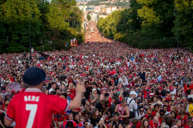 Herrelandslaget hylles i Oslo Oslo 20260713. Herrelandslaget i fotball blir mott av publikum pa Slottsplassen etter hjemkomsten til Norge fra USA mandag. Foto: Trond R. Teigen NTB Foto: Trond R. Teigen NTB Oslo Norge EDITORIAL USE ONLY. RESTRICTED USE FOR BETTING COMPANIES Ref:_SPOhd9QI4RweiE.jpg *** Men s National Team Honored in Oslo Oslo 20260713 The men s national soccer team is greeted by the crowd at Slottsplassen after returning to Norway from the U.S. on Monday. Photo: Trond R. Teigen, NTB. Photo: Trond R. Teigen, NTB. Oslo, Norway. EDITORIAL USE ONLY. RESTRICTED USE FOR BETBETTING COMPANIES  Copyright: xTrondxR.xTeigenx xNTBx