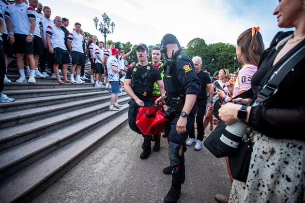 Herrelandslaget hylles i Oslo Oslo 20260713. Herrelandslaget i fotball blir mott av publikum pa Slottsplassen etter hjemkomsten til Norge fra USA mandag. Foto: Trond R. Teigen NTB Foto: Trond R. Teigen NTB Oslo Norge EDITORIAL USE ONLY. RESTRICTED USE FOR BETTING COMPANIES Ref:_SPOl4DHZ2njuBk.jpg *** Men s National Team Honored in Oslo Oslo 20260713 The men s national soccer team is greeted by the crowd at Slottsplassen after returning to Norway from the U.S. on Monday. Photo: Trond R. Teigen, NTB. Photo: Trond R. Teigen, NTB. Oslo, Norway. EDITORIAL USE ONLY. RESTRICTED USE FOR BETBETTING COMPANIES  Copyright: xTrondxR.xTeigenx xNTBx