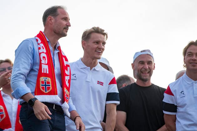 Herrelandslaget hylles i Oslo Oslo 20260713. Herrelandslaget i fotball blir mott av publikum pa Slottsplassen etter hjemkomsten til Norge fra USA mandag. Foto: Trond R. Teigen NTB Foto: Trond R. Teigen NTB Oslo Norge EDITORIAL USE ONLY. RESTRICTED USE FOR BETTING COMPANIES Ref:_SPOmichN_18IIY.jpg *** Men s National Team Honored in Oslo Oslo 20260713 The men s national soccer team is greeted by the crowd at Slottsplassen after returning to Norway from the U.S. on Monday. Photo: Trond R. Teigen, NTB. Photo: Trond R. Teigen, NTB. Oslo, Norway. EDITORIAL USE ONLY. RESTRICTED USE FOR BETBETTING COMPANIES  Copyright: xTrondxR.xTeigenx xNTBx