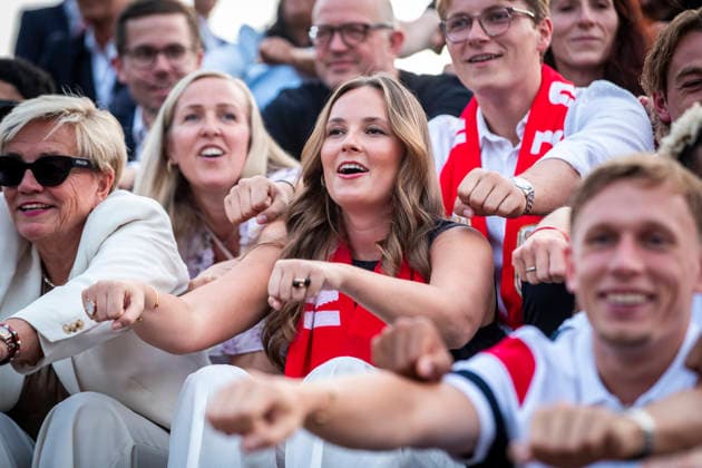 Herrelandslaget hylles i Oslo Oslo 20260713. Herrelandslaget i fotball blir mott av publikum pa Slottsplassen etter hjemkomsten til Norge fra USA mandag. Foto: Trond R. Teigen NTB Foto: Trond R. Teigen NTB Oslo Norge EDITORIAL USE ONLY. RESTRICTED USE FOR BETTING COMPANIES Ref:_SPOndG5xFFxs6I.jpg *** Men s National Team Honored in Oslo Oslo 20260713 The men s national soccer team is greeted by the crowd at Slottsplassen after returning to Norway from the U.S. on Monday. Photo: Trond R. Teigen, NTB. Photo: Trond R. Teigen, NTB. Oslo, Norway. EDITORIAL USE ONLY. RESTRICTED USE FOR BETBETTING COMPANIES  Copyright: xTrondxR.xTeigenx xNTBx