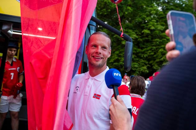 Herrelandslaget hylles i Oslo Oslo 20260713. Herrelandslaget i fotball blir mott av publikum pa Slottsplassen etter hjemkomsten til Norge fra USA mandag. Foto: Trond R. Teigen NTB Foto: Trond R. Teigen NTB Oslo Norge EDITORIAL USE ONLY. RESTRICTED USE FOR BETTING COMPANIES Ref:_SPOSTOj-2-Cajk.jpg *** Men s National Team Honored in Oslo Oslo 20260713 The men s national soccer team is greeted by the crowd at Slottsplassen after returning to Norway from the U.S. on Monday. Photo: Trond R. Teigen, NTB. Photo: Trond R. Teigen, NTB. Oslo, Norway. EDITORIAL USE ONLY. RESTRICTED USE FOR BETBETTING COMPANIES  Copyright: xTrondxR.xTeigenx xNTBx