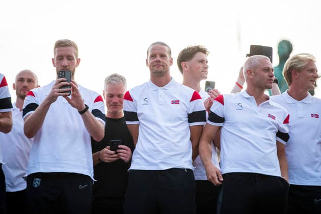 Herrelandslaget hylles i Oslo Oslo 20260713. Herrelandslaget i fotball blir mott av publikum pa Slottsplassen etter hjemkomsten til Norge fra USA mandag. Foto: Trond R. Teigen NTB Foto: Trond R. Teigen NTB Oslo Norge EDITORIAL USE ONLY. RESTRICTED USE FOR BETTING COMPANIES Ref:_SPOTLqBFJ8zX5g.jpg *** Men s National Team Honored in Oslo Oslo 20260713 The men s national soccer team is greeted by the crowd at Slottsplassen after returning to Norway from the U.S. on Monday. Photo: Trond R. Teigen, NTB. Photo: Trond R. Teigen, NTB. Oslo, Norway. EDITORIAL USE ONLY. RESTRICTED USE FOR BETBETTING COMPANIES  Copyright: xTrondxR.xTeigenx xNTBx
