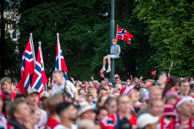 Herrelandslaget hylles i Oslo Oslo 20260713. Herrelandslaget i fotball blir mott av publikum pa Slottsplassen etter hjemkomsten til Norge fra USA mandag. Foto: Trond R. Teigen NTB Foto: Trond R. Teigen NTB Oslo Norge EDITORIAL USE ONLY. RESTRICTED USE FOR BETTING COMPANIES Ref:_SPOLMi8SCUbmRY.jpg *** Men s National Team Honored in Oslo Oslo 20260713 The men s national soccer team is greeted by the crowd at Slottsplassen after returning to Norway from the U.S. on Monday. Photo: Trond R. Teigen, NTB. Photo: Trond R. Teigen, NTB. Oslo, Norway. EDITORIAL USE ONLY. RESTRICTED USE FOR BETBETTING COMPANIES  Copyright: xTrondxR.xTeigenx xNTBx
