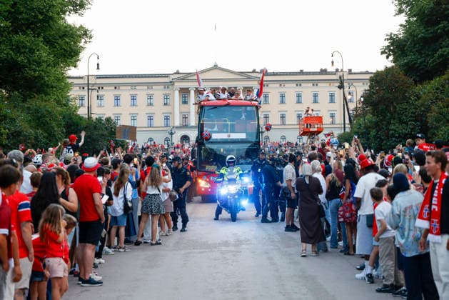 The men s national football team at the castle Oslo 20260713. The men s national football team is applauded by a crowd at Slottsplassen after attending a reception at the palace and greeting the king. Photo: orn E. Borgen NTB Oslo Norway EDITORIAL USE ONLY. RESTRICTED USE FOR BETTING COMPANIES Ref:_SPO_BNCvAnEZvHwtEI.jpg *** The men s national soccer team at the castle, Oslo, July 13, 2026. The men s national soccer team is applauded by a crowd at Slottsplassen after attending a reception at the palace and greeting the king. Photo: E. Borgen, NTB, Oslo, Norway. EDITORIAL USE ONLY. RESTRICTED USE FOR BETTING COMPANIES.  Copyright: xornxE.xBorgenx xNTBx