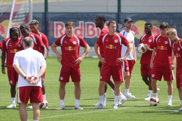 13.07.2026, xtgx, Fussball 1. Bundesliga, RB Leipzig Auftakttraining und Pressekonferenz emspor, v.l. Willi Orban (Leipzig, 4) Lukas Klostermann (Leipzig, 16) (DFL DFB REGULATIONS PROHIBIT ANY USE OF PHOTOGRAPHS as IMAGE SEQUENCES and or QUASI-VIDEO) Leipzig *** July 13, 2026, xtgx, Soccer, Bundesliga 1, RB Leipzig Season-Opener Training Session and Press Conference emspor, from left: Willi Orban (Leipzig), 4 Lukas Klostermann (Leipzig), 16 DFL DFB REGULATIONS PROHIBIT ANY USE OF PHOTOGRAPHS AS IMAGE SEQUENCES AND OR QUASI-VIDEO (Leipzig)