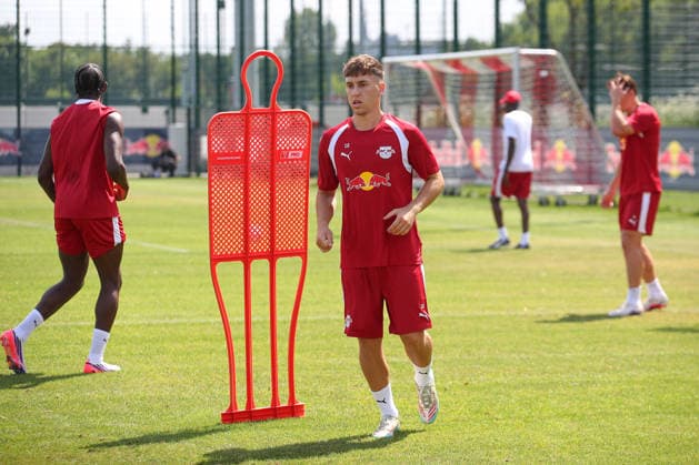 13.07.2026, xtgx, Fussball 1. Bundesliga, RB Leipzig Auftakttraining und Pressekonferenz emspor, v.l. Brajan Gruda (Leipzig, 10) (DFL DFB REGULATIONS PROHIBIT ANY USE OF PHOTOGRAPHS as IMAGE SEQUENCES and or QUASI-VIDEO) Leipzig *** July 13, 2026, xtgx, Soccer 1st Bundesliga, RB Leipzig Season-Opener Training and Press Conference emspor, v l Brajan Gruda Leipzig, 10 DFL DFB REGULATIONS PROHIBIT ANY USE OF PHOTOGRAPHS as IMAGE SEQUENCES and or QUASI-VIDEO Leipzig