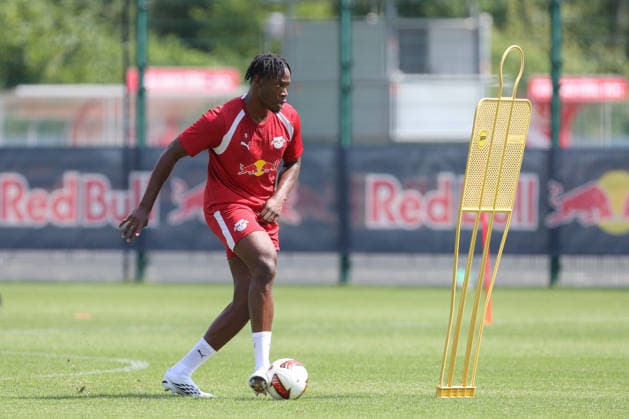 13.07.2026, xtgx, Fussball 1. Bundesliga, RB Leipzig Auftakttraining und Pressekonferenz emspor, v.l. El Chadaille Bitshiabu (Leipzig, 5) (DFL DFB REGULATIONS PROHIBIT ANY USE OF PHOTOGRAPHS as IMAGE SEQUENCES and or QUASI-VIDEO) Leipzig *** July 13, 2026, xtgx, Soccer 1st Bundesliga, RB Leipzig Opening Training Session and Press Conference emspor, v l El Chadaille Bitshiabu Leipzig, 5 DFL DFB REGULATIONS PROHIBIT ANY USE OF PHOTOGRAPHS as IMAGE SEQUENCES and or QUASI-VIDEO Leipzig