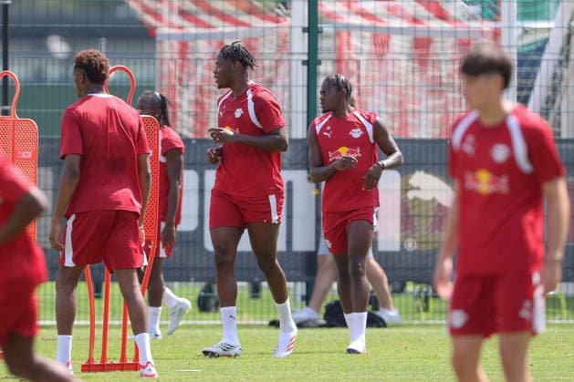 13.07.2026, xtgx, Fussball 1. Bundesliga, RB Leipzig Auftakttraining und Pressekonferenz emspor, v.l. El Chadaille Bitshiabu (Leipzig, 5) Castello Lukeba (Leipzig, 23) (DFL DFB REGULATIONS PROHIBIT ANY USE OF PHOTOGRAPHS as IMAGE SEQUENCES and or QUASI-VIDEO) Leipzig *** July 13, 2026, xtgx, Soccer, Bundesliga 1, RB Leipzig Season-Opener Training Session and Press Conference emspor, from left: El Chadaille Bitshiabu (Leipzig), 5 Castello Lukeba (Leipzig), 23 DFL DFB REGULATIONS PROHIBIT ANY USE OF PHOTOGRAPHS AS IMAGE SEQUENCES AND OR QUASI-VIDEO (Leipzig)
