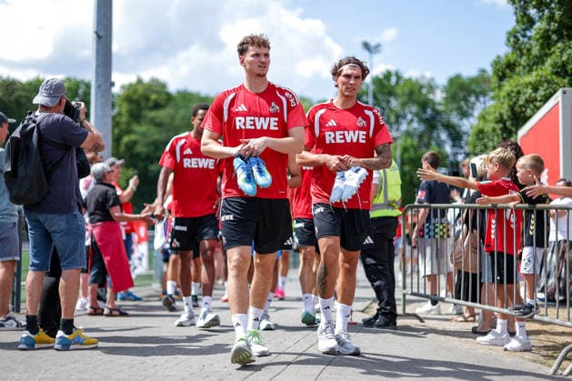 13.07.2026, Fußball, Trainingsauftakt 1.FC Köln, 1. Fußball Bundesliga, Geißbockheim, Saison 2026 2027: Rav van den Berg (1FC Koeln 33) Julian Pauli (1FC Koeln) beim ersten Training der neuen Saison 26 27 DFB regulations prohibit any use of photographs as image sequences and or quasi-video. Nordrhein-Westfalen Deutschland *** July 13, 2026, Soccer, 1. FC Köln s First Training Session, 1 Bundesliga, Geißbockheim, 2026–2027 season: Rav van den Berg (1. FC Köln) 33 Julian Pauli (1. FC Köln) at the first training session of the new 2026–2027 season. DFB regulations prohibit any use of photographs as image sequences and or quasi-video. North Rhine-Westphalia, Germany