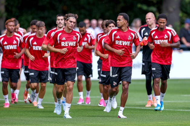 13.07.2026, Fußball, Trainingsauftakt 1.FC Köln, 1. Fußball Bundesliga, Geißbockheim, Saison 2026 2027: Julian Pauli (1FC Koeln) neben Youssoupha Niang (1FC Koeln 38) und die Mannschaft bei der Laufeinheit beim ersten Training der neuen Saison 26 27 DFB regulations prohibit any use of photographs as image sequences and or quasi-video. Nordrhein-Westfalen Deutschland *** July 13, 2026, Soccer, 1. FC Köln’s First Training Session, Bundesliga 1, Geißbockheim, 2026–2027 Season: Julian Pauli of 1. FC Köln alongside Youssoupha Niang (1. FC Köln 38) and the team during a running drill at the first training session of the new 2026–2027 season. DFB regulations prohibit any use of photographs as image sequences and or quasi-video. North Rhine-Westphalia, Germany