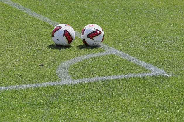 Bundesliga: Auftakttraining von RB Leipzig, 13.07.2026 Zwei Fußbälle liegen auf dem Rasen am Eckball-Kreis, Kreide-Linien. Symbolbild, Feature. Fußball-Bundesliga, Saison 2026 2027: Auftaktraining von RB Leipzig am 13.07.2026 im RB-Trainingszentrum am Cottaweg. *** RB Leipzig s Bundesliga Season-Opener Training Session, July 13, 2026: Two soccer balls lie on the field at the corner kick circle; chalk lines (stock photo), Feature: Soccer, Bundesliga, 2026–2027 season—RB Leipzig’s first training session on July 13, 2026, at the RB Training Center on Cottaweg Copyright: xBEAUTIFULxSPORTS JanxKaeferx